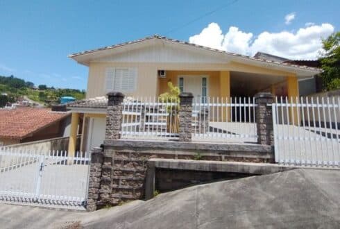 Vende-se linda casa no bairro Bela vista em Urussanga.